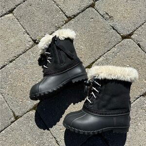 Native shoes Black Winter Boots with Faux Fur Trim c6